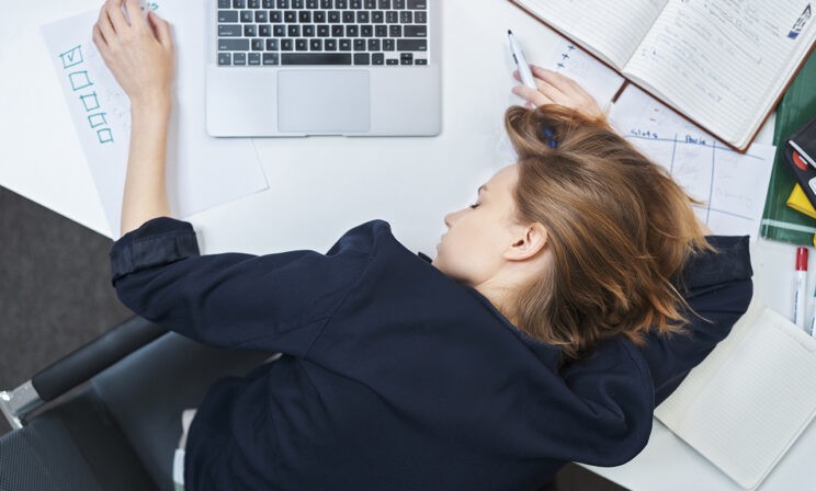 «Не спала по двое суток и забывала, когда ела в последний раз». Студенты — о том, как совмещали работу и учебу