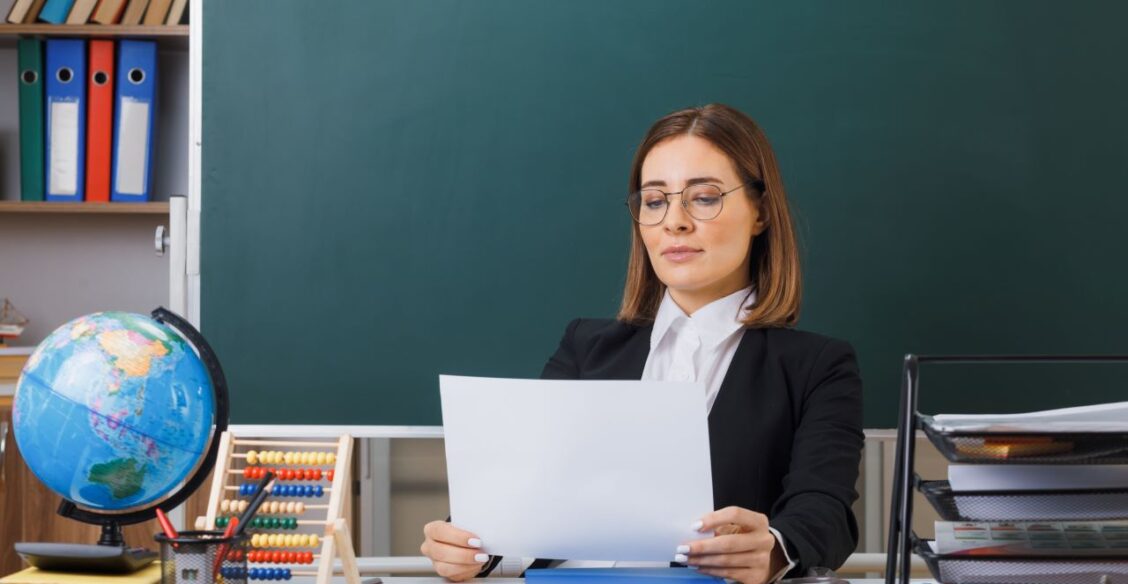 Рособрнадзор заявил о снижении бюрократической нагрузки на учителей в 25 раз