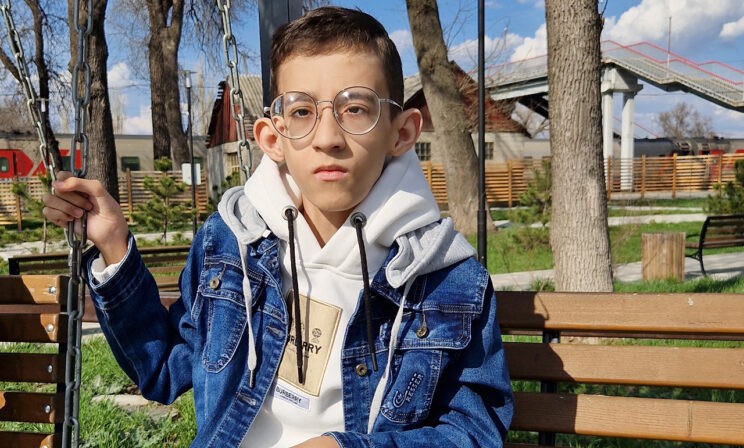 Кирилл все детство спотыкался и перестал ходить, но диагноз не ставили много лет