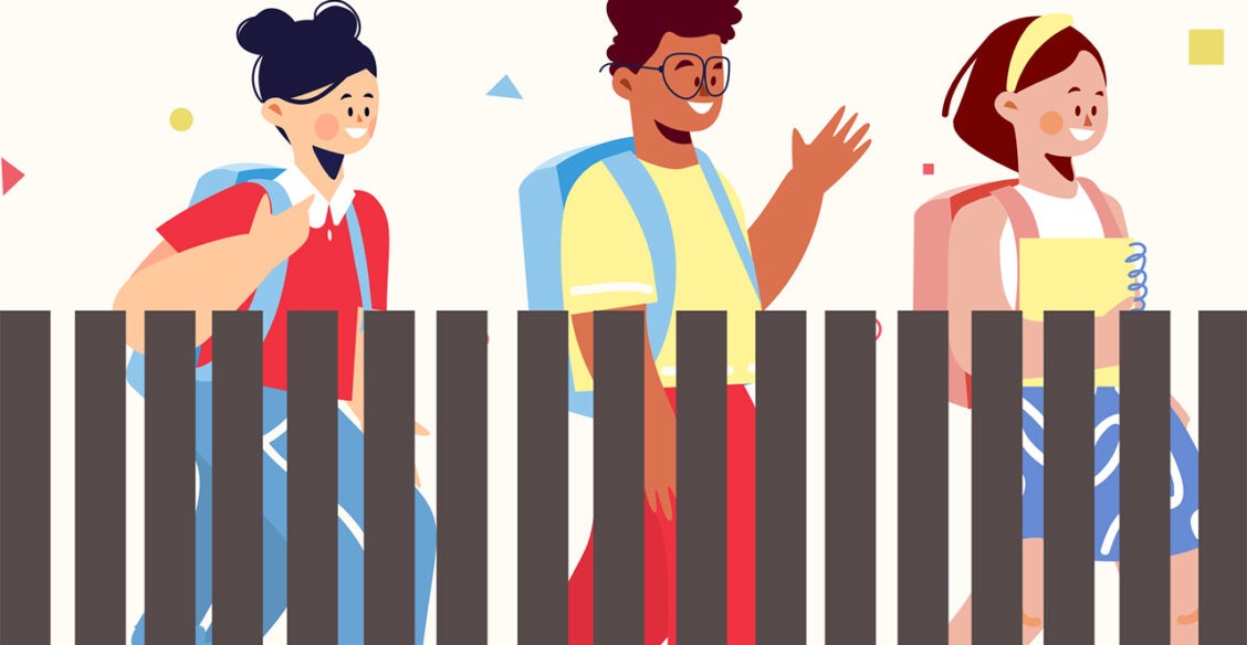 Вокруг школы поставили забор и оставили только один вход. Это законно?