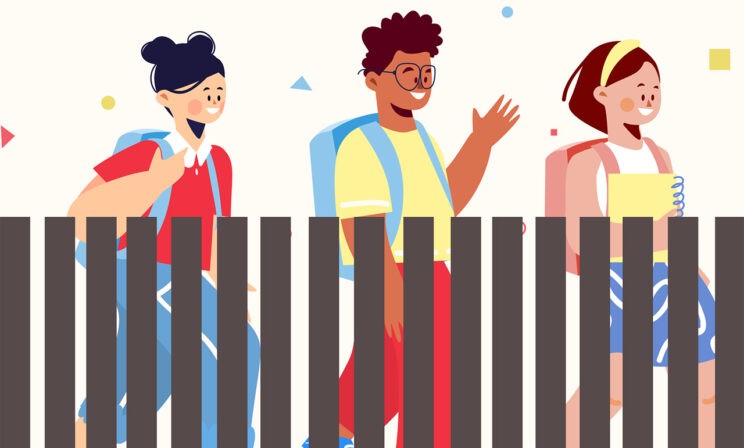 Вокруг школы поставили забор и оставили только один вход. Это законно?