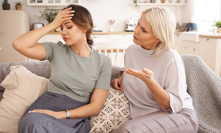 Мама постоянно лезет в мою жизнь, хотя мне уже 20 лет. Как правильно выстроить границы?