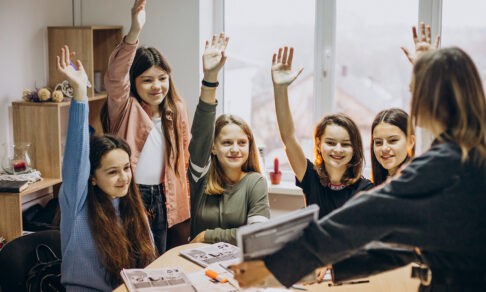 «С понедельника перевела сына в новую школу с двойкой по математике». Как изменились оценки и настрой