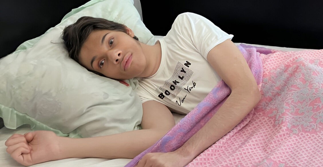 Мишу называют «хрустальным человеком». Его кости могут сломаться даже от прикосновения