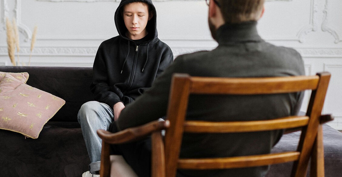 Моему 15-летнему сыну педиатр рекомендовал обратиться к психотерапевту. Как выбрать специалиста?