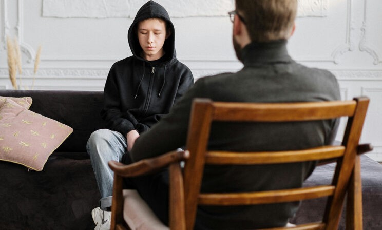 Моему 15-летнему сыну педиатр рекомендовал обратиться к психотерапевту. Как выбрать специалиста?