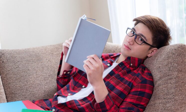 Опрос: этим летом только 2% российских подростков прочитали свыше 30 книг