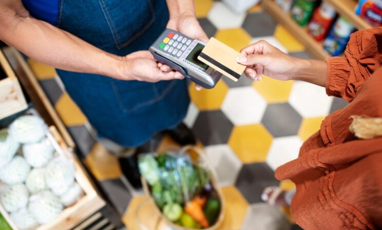 В российских магазинах начнут блокировать продажу опасных продуктов прямо на кассе