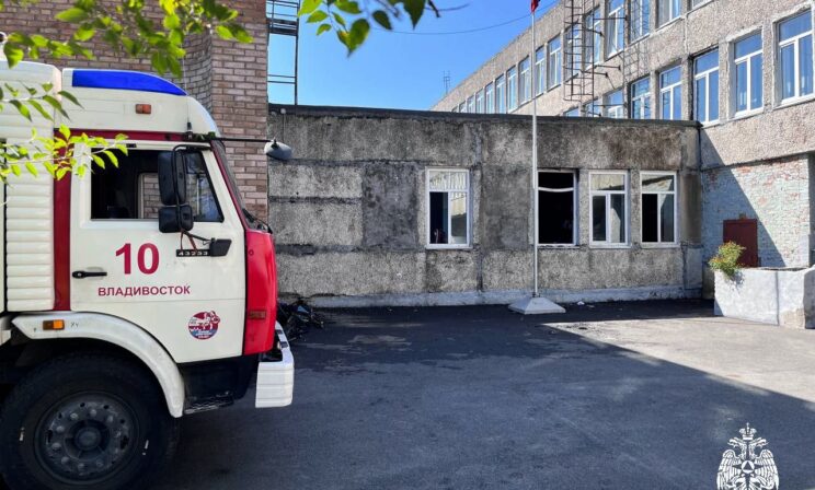 В школе Владивостока загорелся рюкзак ученика, эвакуировали почти 600 человек
