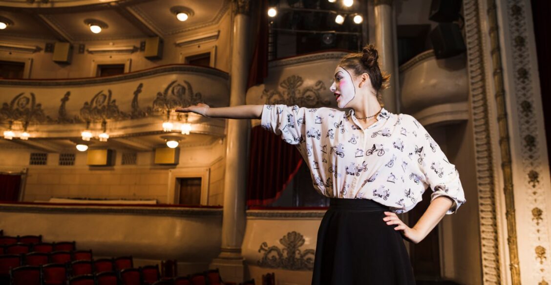 Боты скупают билеты: москвичи жалуются на дефицит мест в театрах