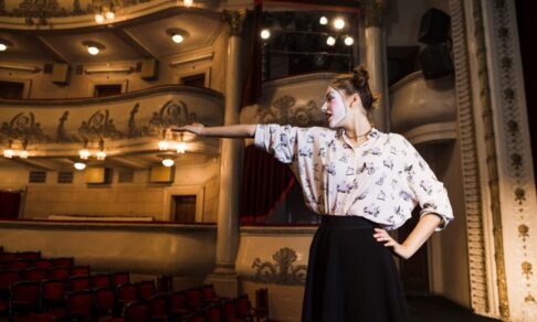 Боты скупают билеты: москвичи жалуются на дефицит мест в театрах