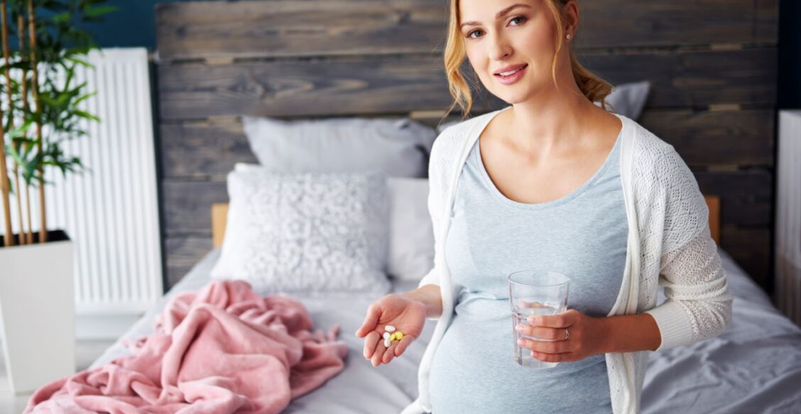 «Я принимаю Тайленол»: в соцсетях беременные запустили новый тренд в знак протеста