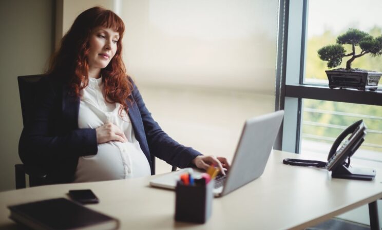 "Серьезная нагрузка": депутаты предложили сократить рабочий день для беременных