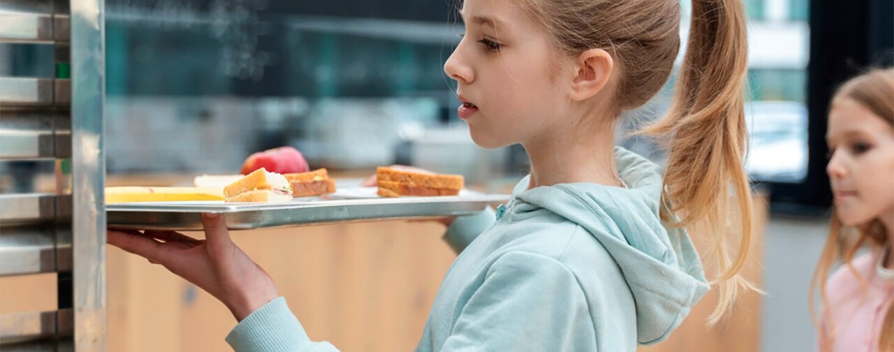 «В столовке ничего не ел, переведи на бургер».  Ребенок возвращается из школы вечером — что делать с питанием?