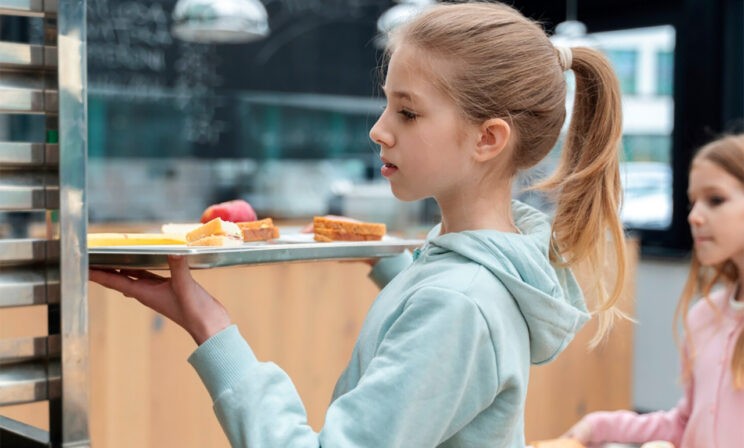 «В столовке ничего не ел, переведи на бургер».  Ребенок возвращается из школы вечером — что делать с питанием?