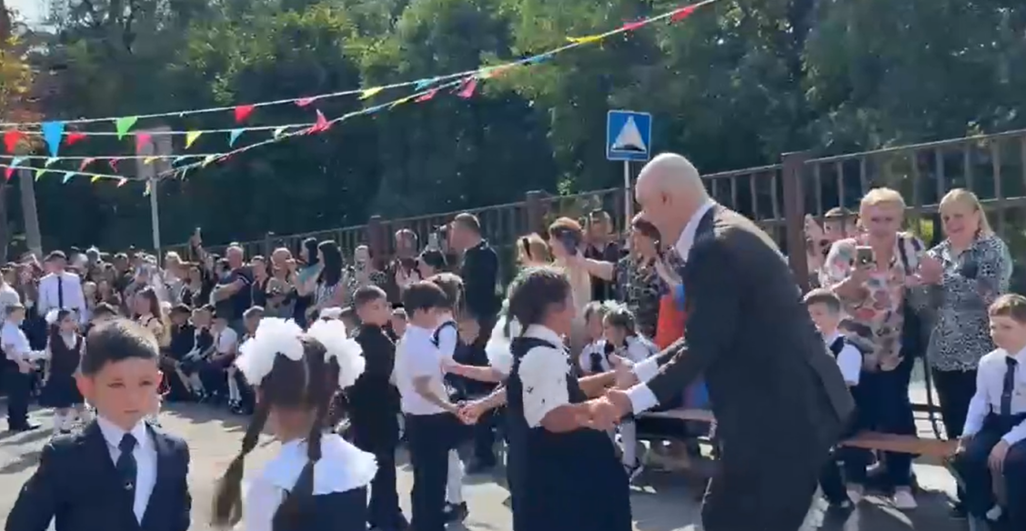 Директор школы во Владикавказе пригласил на вальс первоклассницу, которая осталась без пары