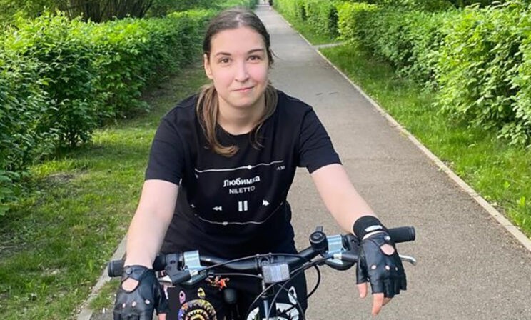 В 10 лет Катя стала сиротой, из-за глухоты ее ошибочно отправили в специнтернат