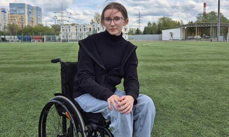 Таня потеряла друзей в ДТП и получила травму позвоночника