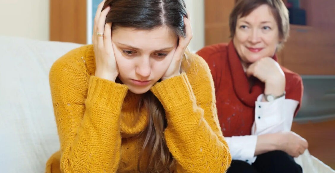 «Мама однажды сказала: “Мы поступили в МГУ”, — и это меня задело». Взрослые дети — о жизни с родителями