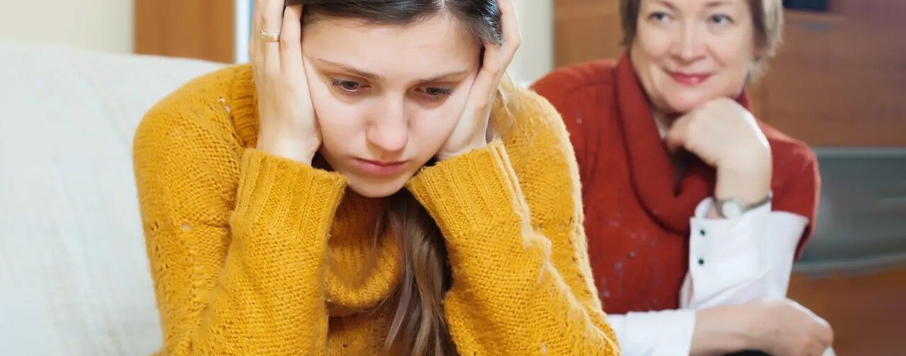 «Мама однажды сказала: “Мы поступили в МГУ”, — и это меня задело». Взрослые дети — о жизни с родителями