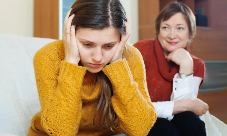 «Мама однажды сказала: “Мы поступили в МГУ”, — и это меня задело». Взрослые дети — о жизни с родителями