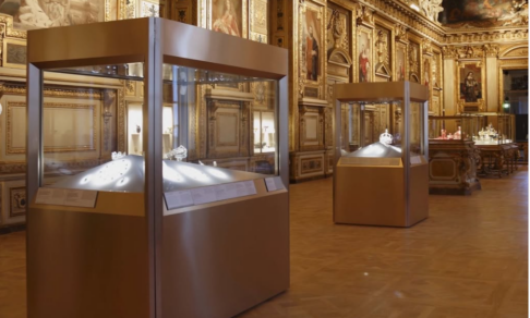 Исчезли на глазах посетителей: из Лувра украли драгоценности Наполеона III