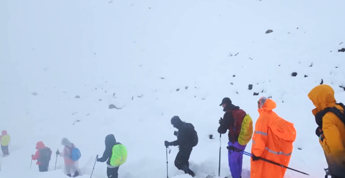 Почти тысяча человек заблокирована на Эвересте из-за снежной бури