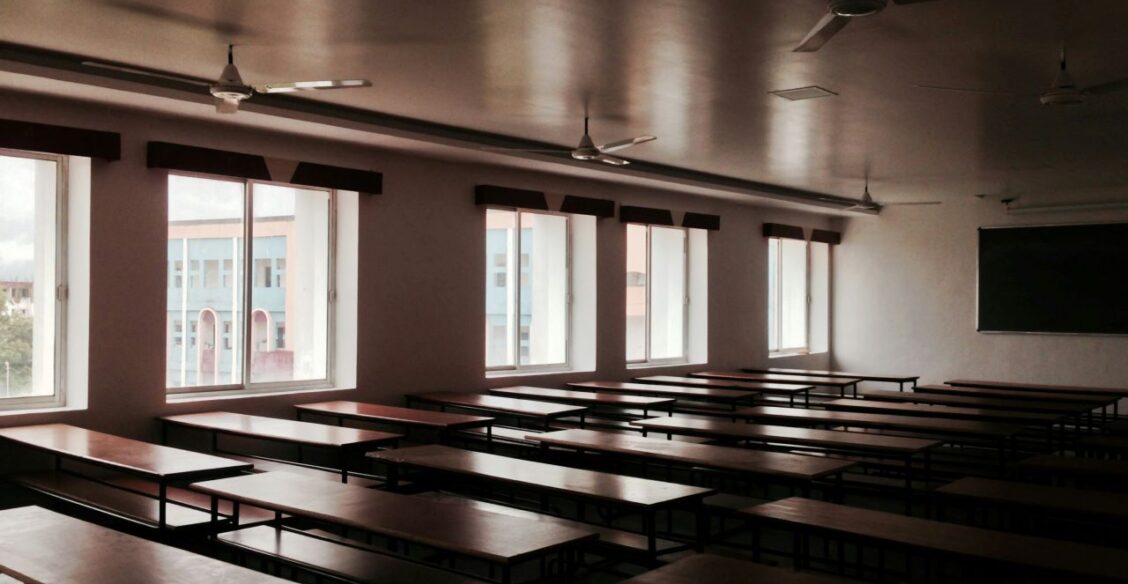 В школе Забайкалья обрушился потолок в классе, где находились дети