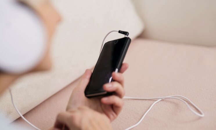 В Якутске подросток погиб от удара током во время зарядки телефона