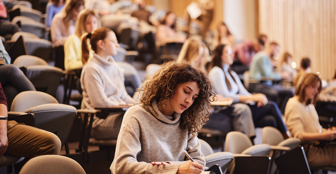 «С каждым годом поступить в вуз все сложнее». Что изменится в 2026-2027-м