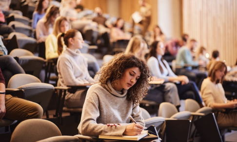 «С каждым годом поступить в вуз все сложнее». Что изменится в 2026-2027-м