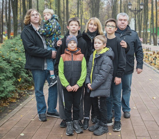 Мальчик в детдоме сказал: «Я имя твое запомнить хочу». Как Марина и Дмитрий стали родителями семерых сыновей