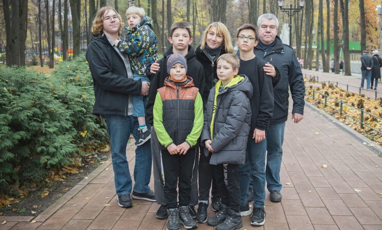 Мальчик в детдоме сказал: «Я имя твое запомнить хочу». Как Марина и Дмитрий стали родителями семерых сыновей