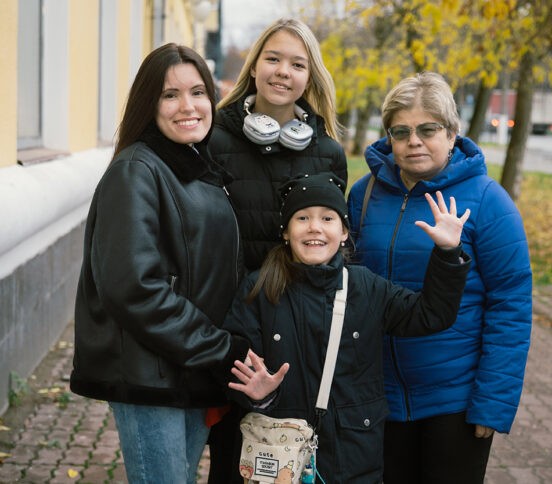 «Когда Настя вывела меня из себя, я почувствовала — родная!» Лада и ее три приемные дочери
