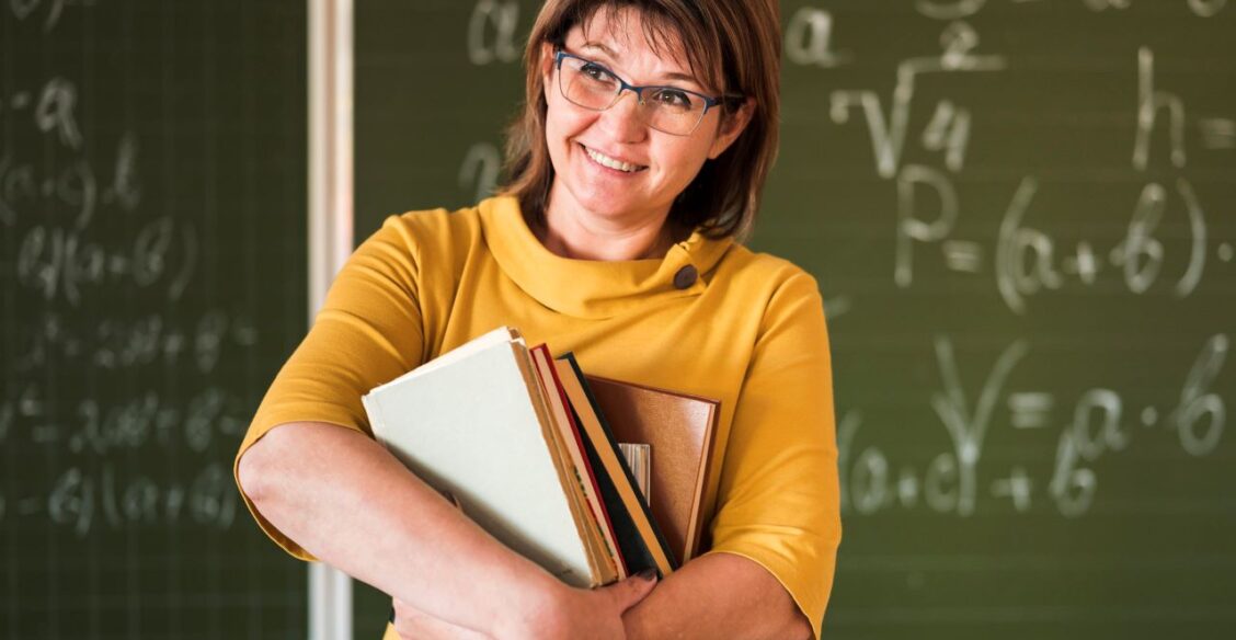 Министр просвещения выступил против привязки премий учителей к результатам ЕГЭ