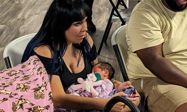 Киберспортсменка в США выиграла турнир по Mortal Kombat с новорожденным на руках