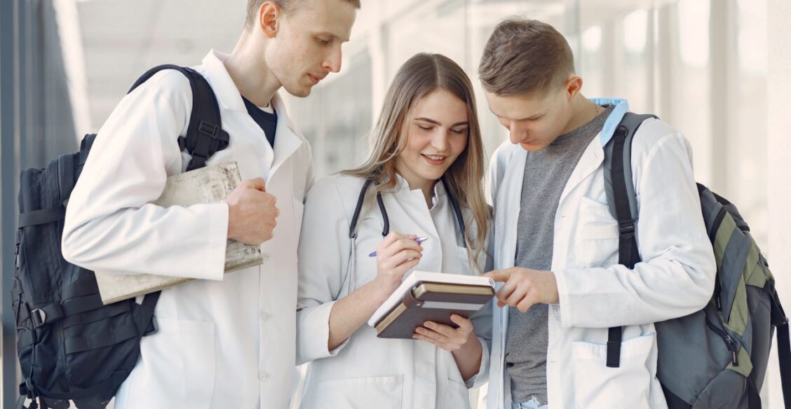 Минздрав предложил студентам-медикам платное обучение вместо отработки