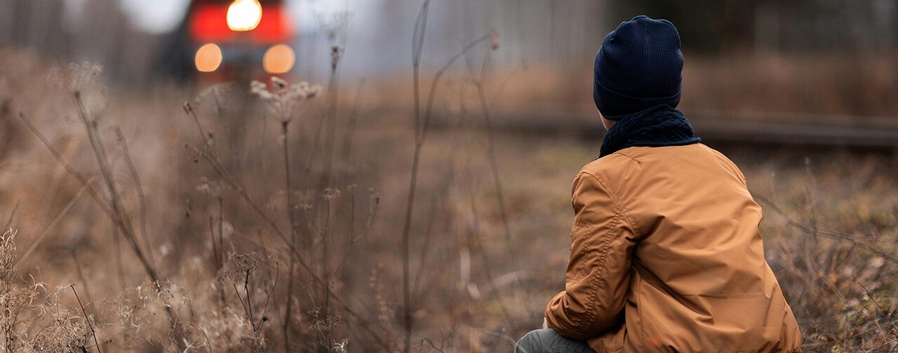 «Мы узнали, что сын катался с зацепером». 14-летний мальчик погиб на железной дороге в Подмосковье