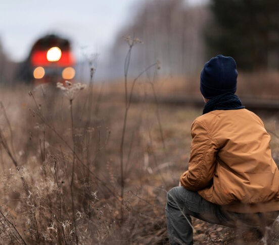 «Мы узнали, что сын катался с зацепером». 14-летний мальчик погиб на железной дороге в Подмосковье
