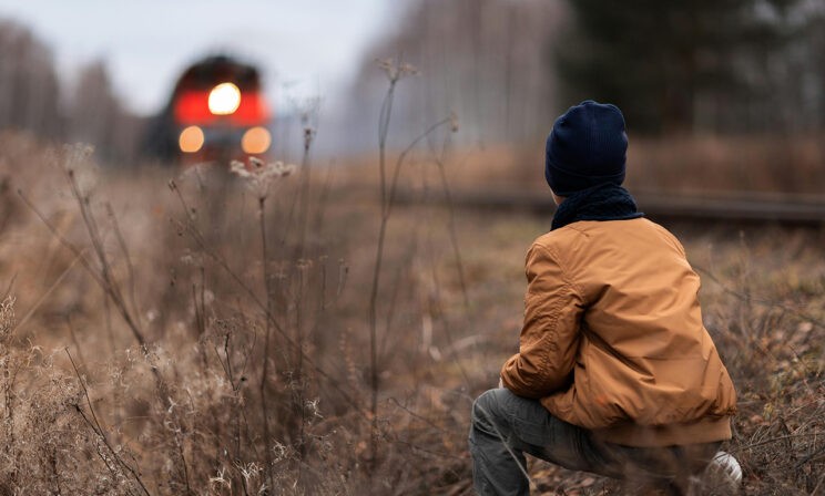 «Мы узнали, что сын катался с зацепером». 14-летний мальчик погиб на железной дороге в Подмосковье