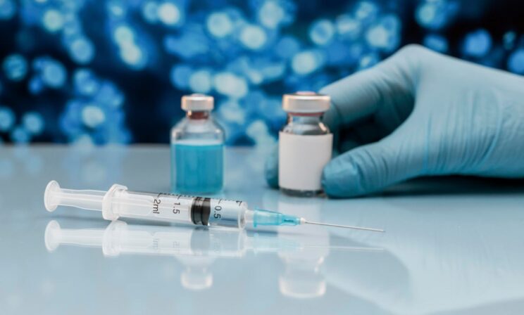 В России испытывают две онковакцины: одна уже снижает риск рецидивов на 70%