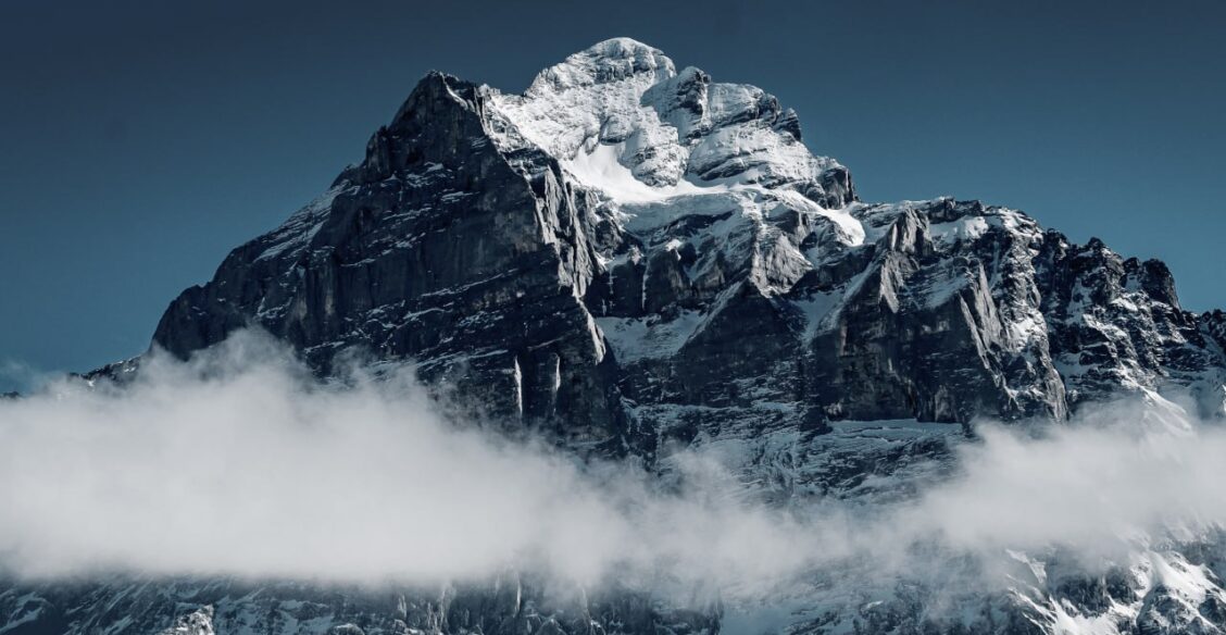 Китайские спасатели вывели с Эвереста сотни застрявших альпинистов