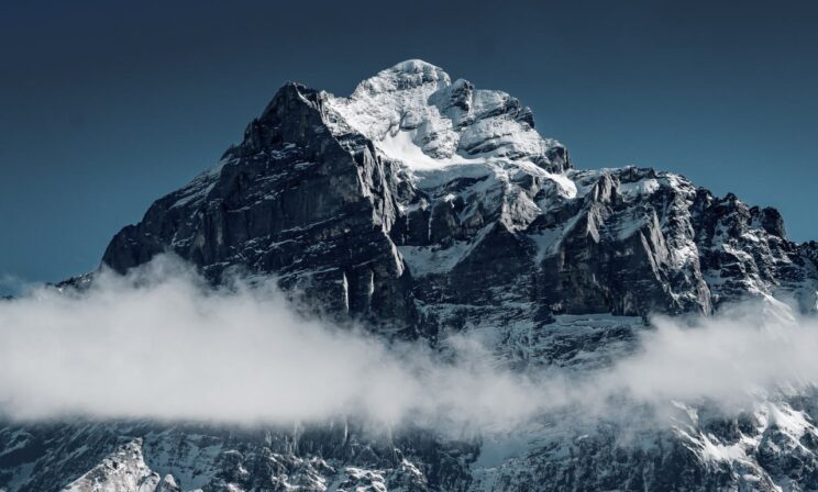 Китайские спасатели вывели с Эвереста сотни застрявших альпинистов