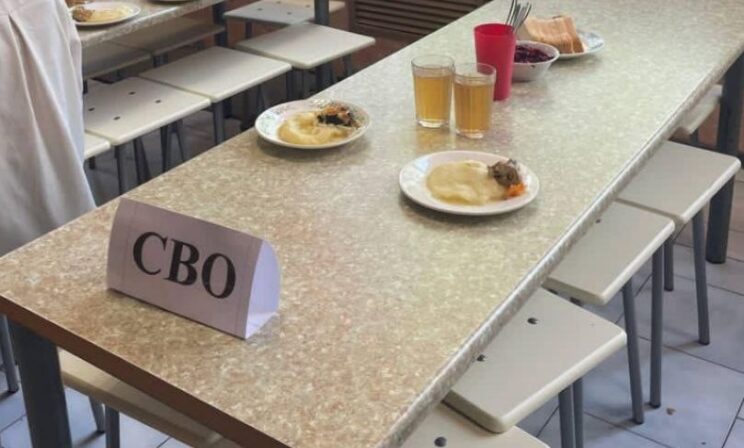 В школе Ростовской области учеников в столовой поделили на «малоимущих» и «СВО»