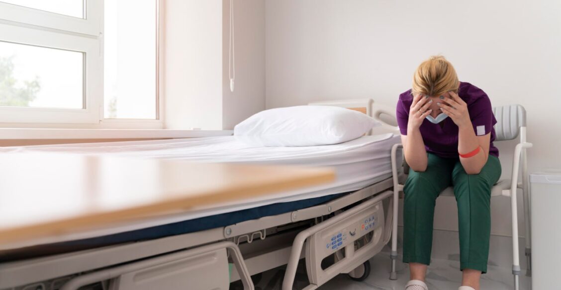 «Отдохну в психушке»: зумеры стали добровольно ложиться в психстационары