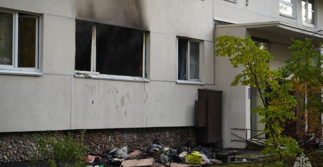 Двух малышей спасли из пожара в коммунальной квартире в Петербурге