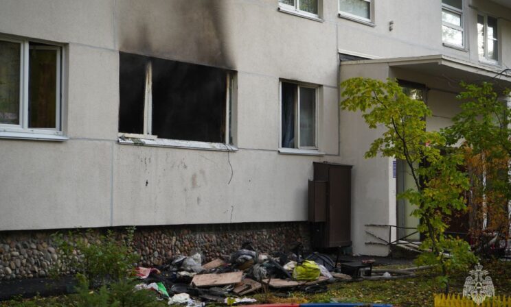 Двух малышей спасли из пожара в коммунальной квартире в Петербурге