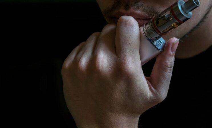 Глава Дагестана предложил запретить продажу вейпов в республике