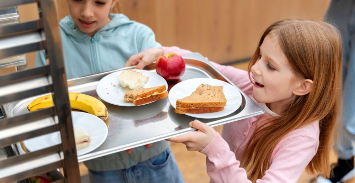  Депутаты предлагают ввести в школьных столовых систему «шведский стол»