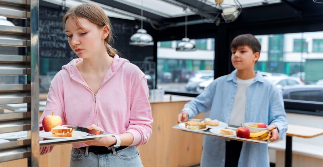В Азове отстранили от работы директора школы, где детей делили на «малоимущих» и «СВО»